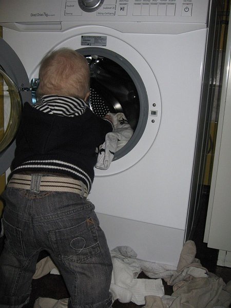 Mammas kamera 080204-080422 113.jpg - Elmer hjälper farmor att stoppa in alla strumporna i tvättmaskinen (farmor Birgit har tagit kortet)